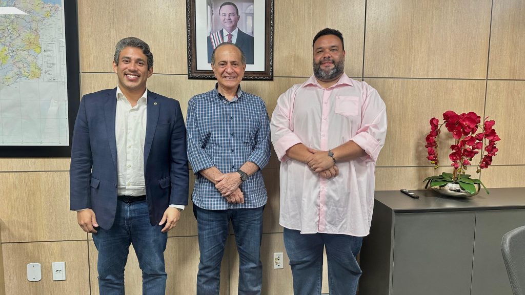 Visita à SINFRA: Prefeito e Deputado Estadual Discutem Demandas de Primeira Cruz