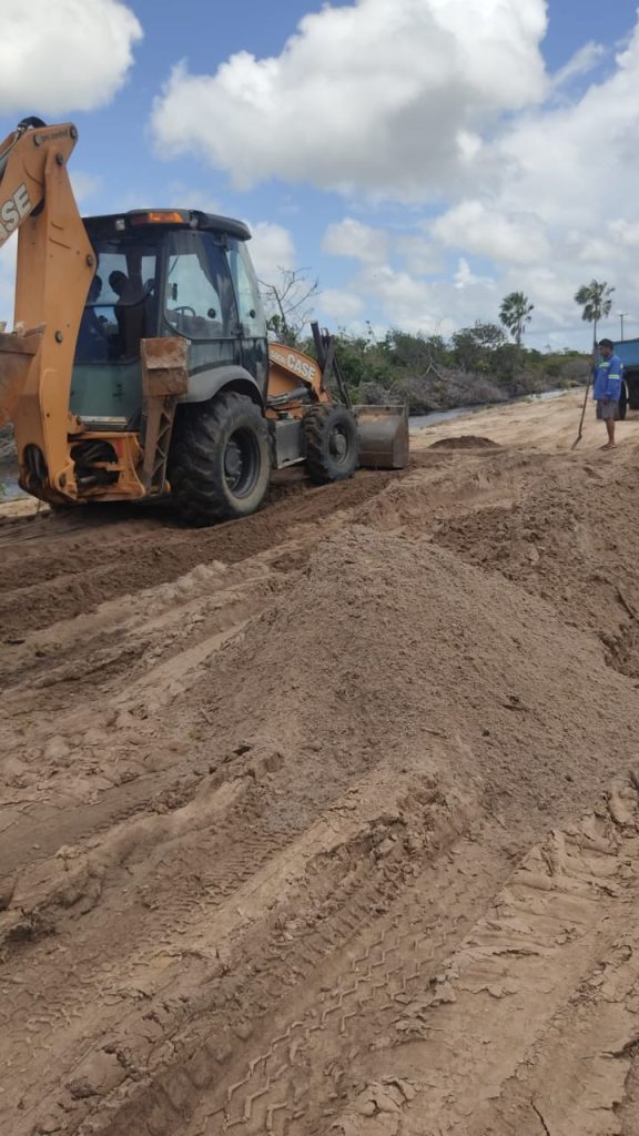 Máquinas trabalhando em prol do município: compromisso com o povo Máquinas trabalhando em prol do município: compromisso com o povo