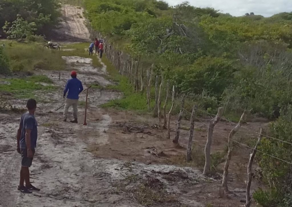 Prefeitura dialoga com criadores de gado e implanta cerca de contenção para organizar circulação de animais na cidade